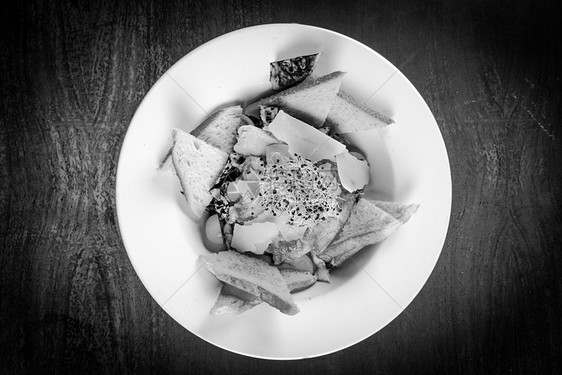 健康的开胃菜加吐司美食盘子餐厅沙拉桌子面包绿色小吃白色木头图片