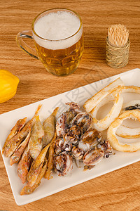 鱼和啤酒食物鱿鱼圈美食小吃乌贼油炸图片