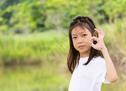 亚洲少女的肖像青年树干快乐公园微笑绿色青少年森林女士女孩图片