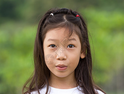 亚洲少女的肖像志愿者黑发女性森林热带女孩绿色青少年微笑叶子图片