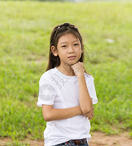 亚洲少女的肖像热带女性树干绿色乐趣黑发女孩青年公园森林图片