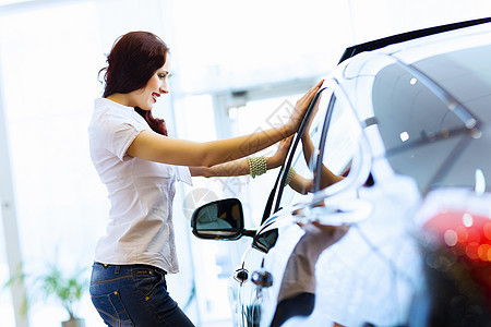 在汽车沙龙的年轻女士运输引擎钥匙商业零售经销商经济协议驾驶金融图片