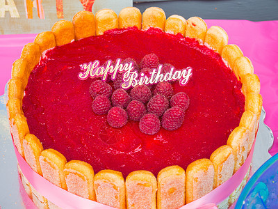 草莓生日蛋糕甜点蛋糕生日水果烹饪浆果食物丝带馅饼家庭图片