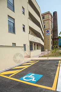 新大楼的残疾人停车空间 残疾人图片