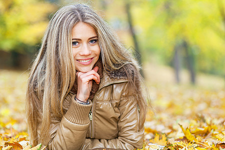 秋天微笑的年轻女子图片