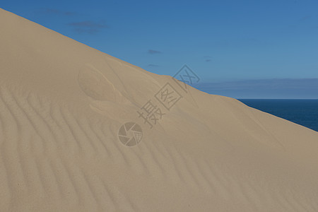 沙丘和蓝天线条热带天空侵蚀棕色蓝色沙漠海浪晴天海滩图片