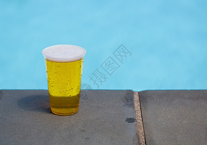 一次性塑料杯中的金啤酒或啤酒安全液体泡沫玻璃边缘饮料杯子酒精丢弃气泡图片