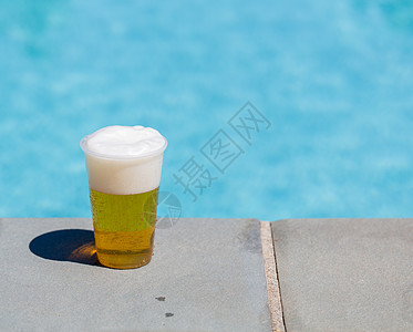 一次性塑料杯中的金啤酒或啤酒丢弃玻璃杯子饮料泳池草稿派对酒精液体安全图片