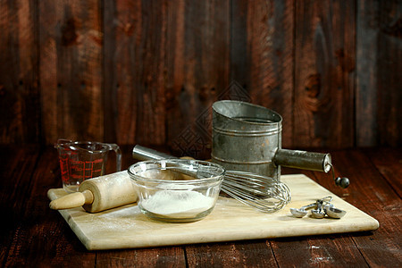 木本背景上的面包烤插件量匙擀面杖食物玻璃量杯混合器面粉厨师烹饪筛子图片