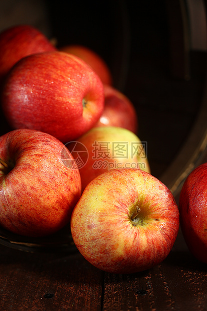 森林阵林背景上的红苹果红色食物健康水果苦恼图片