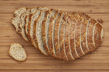 面包切片面包种子砧板木头小麦竹子背景图片