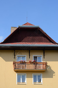 有阳台的房屋烟囱花朵窗户建筑建筑学房子图片