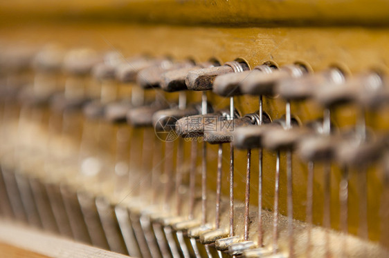 旧钢琴钥匙音乐笔记锤子细绳乐器图片