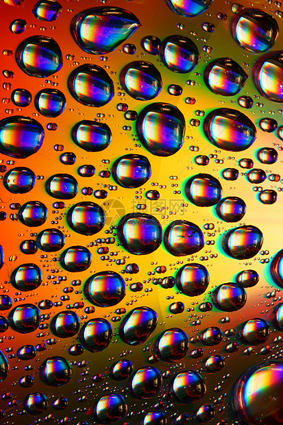 多彩水滴液体反射彩虹紫色雨滴飞沫宏观气泡雨水淋浴图片