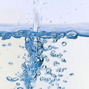 水泡药品波纹液体蓝色气泡沸腾白色淡水运动飞溅图片