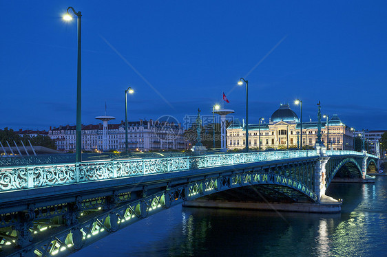 里昂著名的桥梁和大学的景象图片