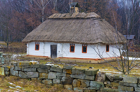 Ukranian村旅行黄色房子村庄房屋乡村场地森林纪念碑农场图片