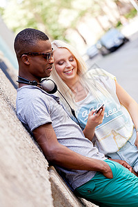 年轻快乐的情侣在城市夏季玩得开心城市生活生活男性学生女士微笑女孩朋友们夫妻幸福图片