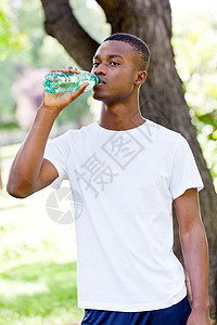 年轻男子户外饮用水瓶子运动液体口渴男人饮料男性公园成人健康图片