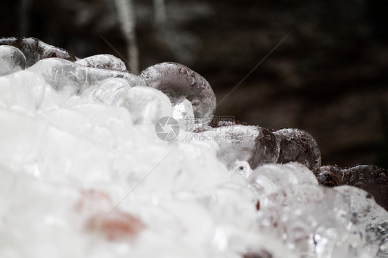 深底的冰柱岩石水晶冻结季节天气白色图片