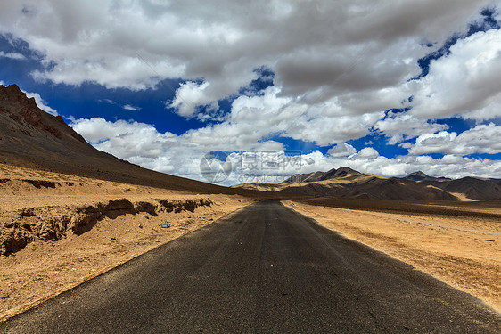 喜马拉雅山高山平原上的道路车道小路地平线自由赛道马路视野山脉场景风景图片