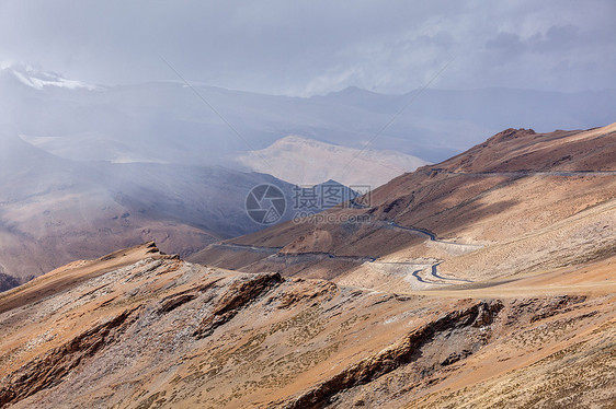 喜马拉雅山路薄雾天空爬坡旅行小路山脉运输风景泥路高度图片