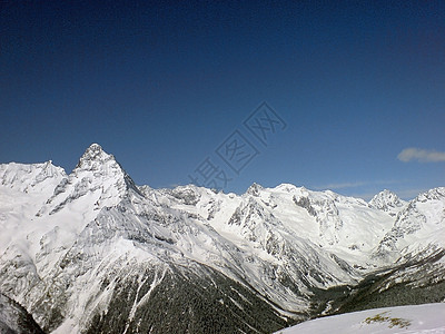 蓝天和云下高山山峰旅行滑冰岩石天空蓝色水晶全景天蓝色风景图片
