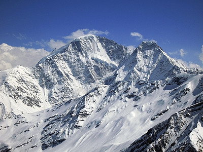 蓝天和云下高山蓝色滑雪石头天空白色滑冰危险天蓝色岩石季节图片