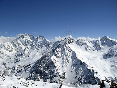 蓝天和云下高山滑冰天空滑雪蓝色白色石头季节危险岩石天蓝色图片