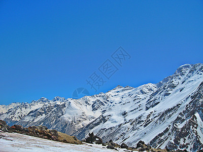 蓝天下山全景石头水晶危险滑雪板蓝色天空旅行单板风景图片