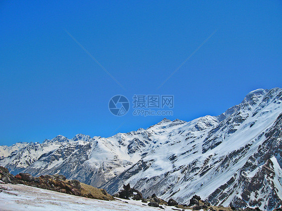 蓝天下山全景石头水晶危险滑雪板蓝色天空旅行单板风景图片