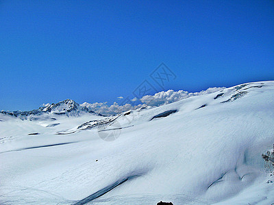 蓝天下山山峰高山天空水晶滑雪风景蓝色单板危险滑冰图片