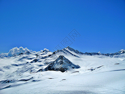 蓝天下山天空山脉季节危险晴天滑雪板滑冰风景岩石蓝色图片