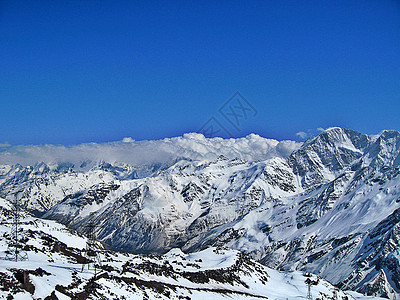 蓝天和云下高山水晶季节风景滑雪板岩石石头旅行天蓝色危险高山图片