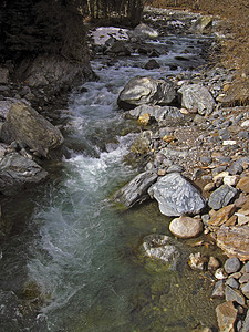 流过石头的河流图片