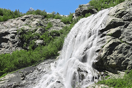 Alibek瀑布 Dombay山 北高加索天气太阳衬套流动石头木头森林旅行力量蓝色图片