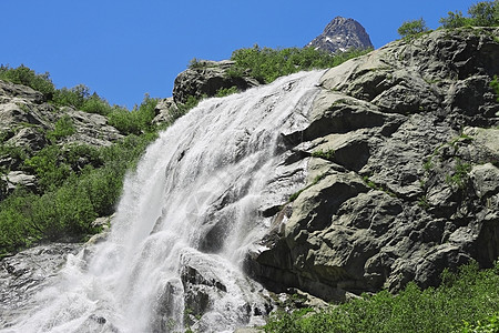 Alibek瀑布 Dombay山 北高加索蓝色悬崖木头流动旅行天空液体岩石太阳力量图片