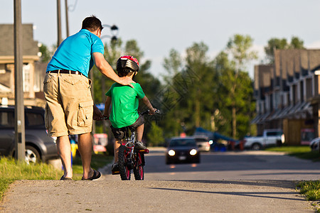 儿童学习与父亲一起骑自行车公园孩子家庭轮子踏板男性闲暇青年娱乐爸爸图片