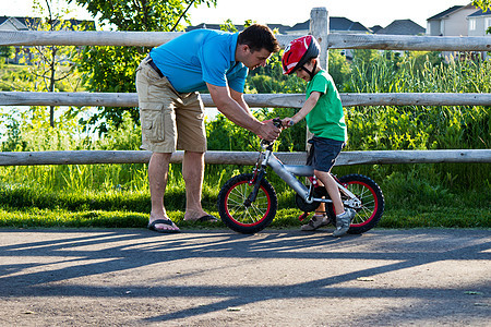 儿童学习与父亲一起骑自行车公园运动青年闲暇家庭孩子男生娱乐童年爸爸图片