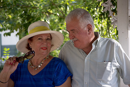 老年夫妇养老金老歌朋友们太阳帽退休男性闲暇同伴乐趣假期图片