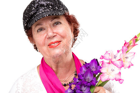 带着黑帽子和快乐鲜花的老夫人图片