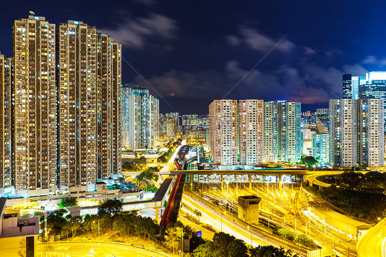 夜间下城和高速公路建筑物驾驶街道工具摩天大楼运输旅行办公室金融地标图片