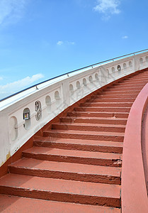 红色楼梯天空建筑地面白色蓝色房子背景图片