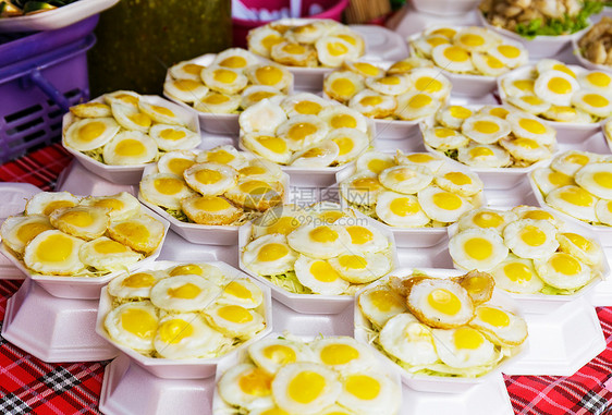 街上泰国风格的炒蛋图片