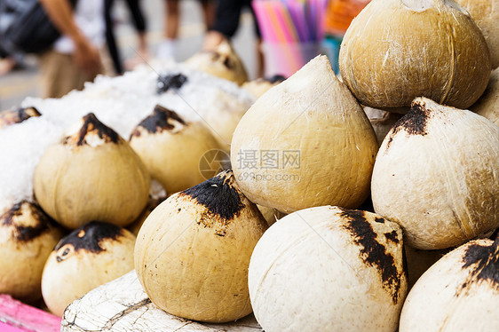 街头的年轻椰子酒植物果汁街道白色绿色摊位椰子食物市场饮料图片