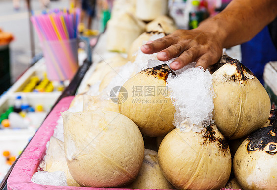 街头的年轻椰子酒饮料果汁街道白色摊位冰镇人手食物植物水果图片