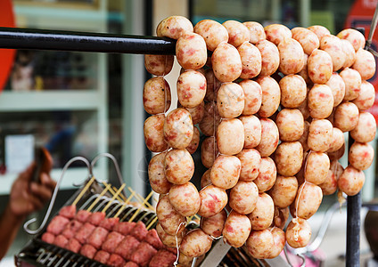 泰国式的烤香肠 在泰国街头市场市场香肠小吃鲜肉食品肉丸烧烤风格摊位店铺图片