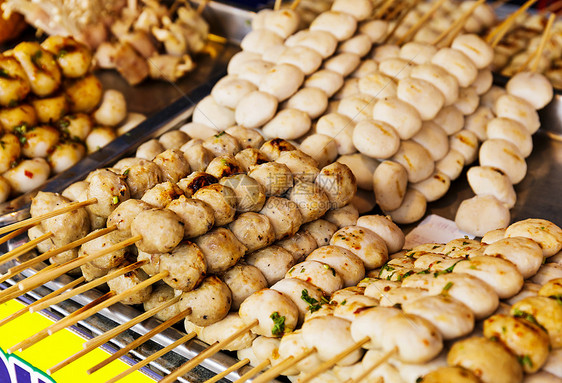 泰国街头食品沙爹摊位鱼丸烤棒烧烤牛肉香蕉食物香肠小吃图片