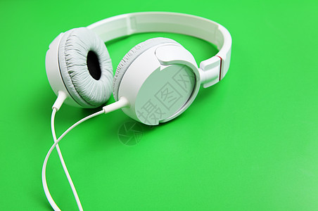 绿色背景的白耳机电缆金属音乐听歌白色图片