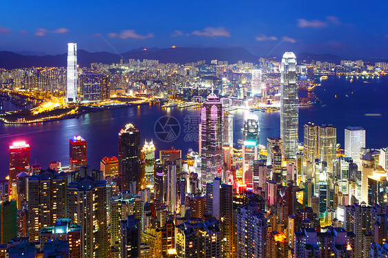 晚上在香港天际商业旅行办公楼背景港口市中心建筑摩天大楼地标图片